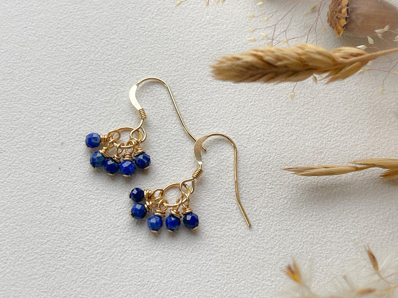 Boucles d'oreilles Rosie en Lapis Lazuli posées, S'TELLE création bijoux