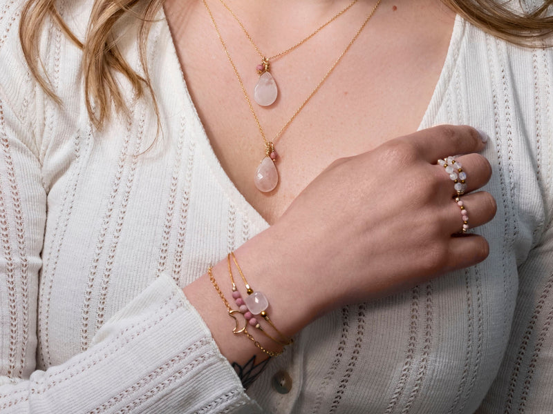 Proposition parure avec collier Mélisse Quartz rose, bracelet triptyque et bague Lénora portés - S'TELLE création bijoux